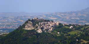 Panorama sulla fortezza ed il paese di Civitella del Tronto (TE)